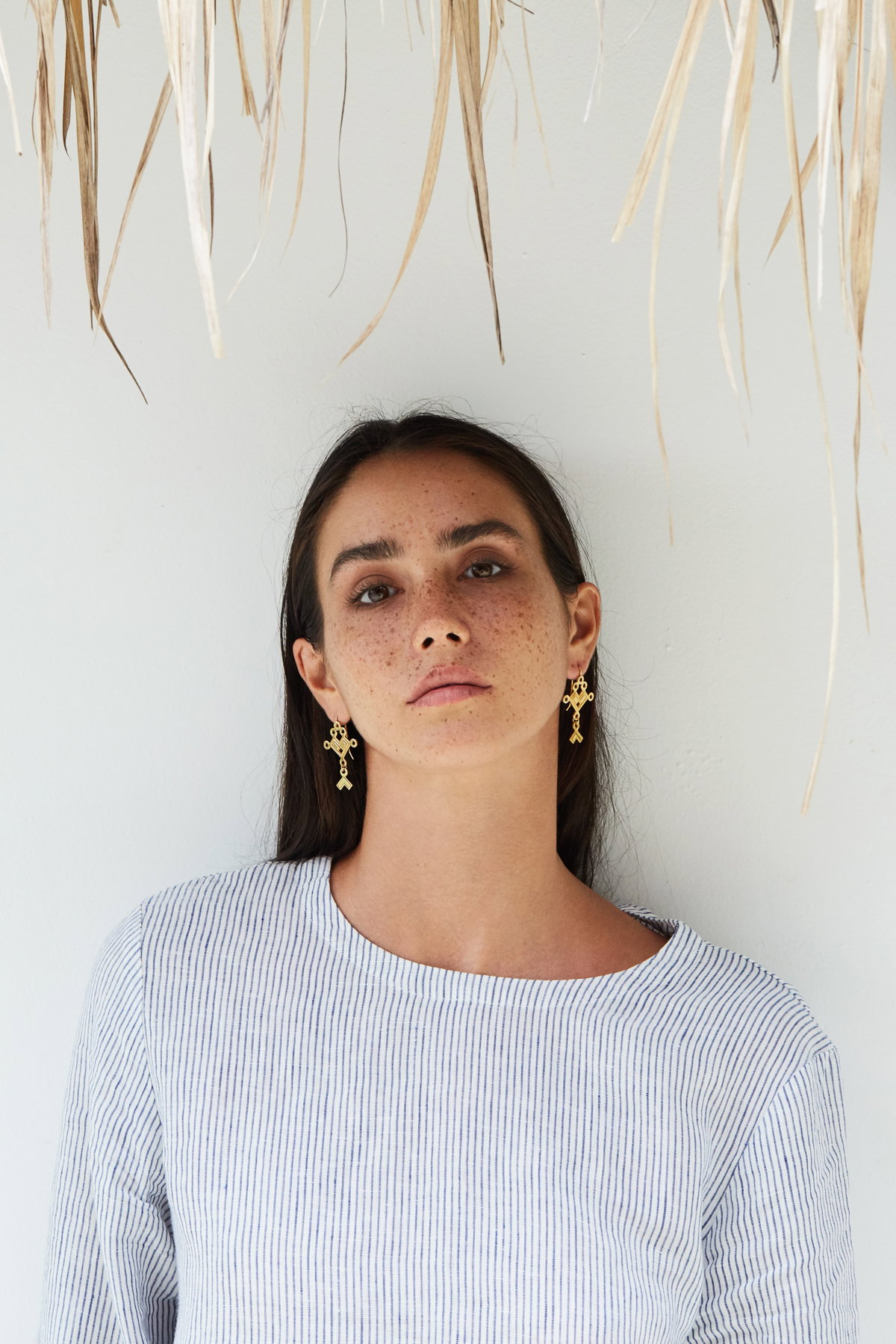 Frau mit Fake Freckles