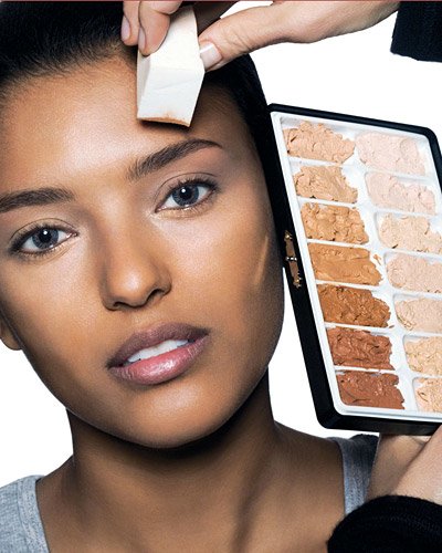 Make-up und Foundation auftragen