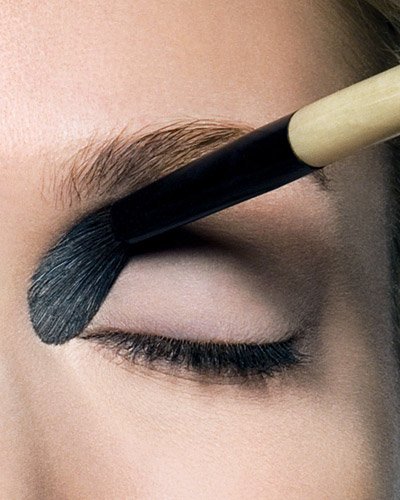 Puder über Concealer auftragen