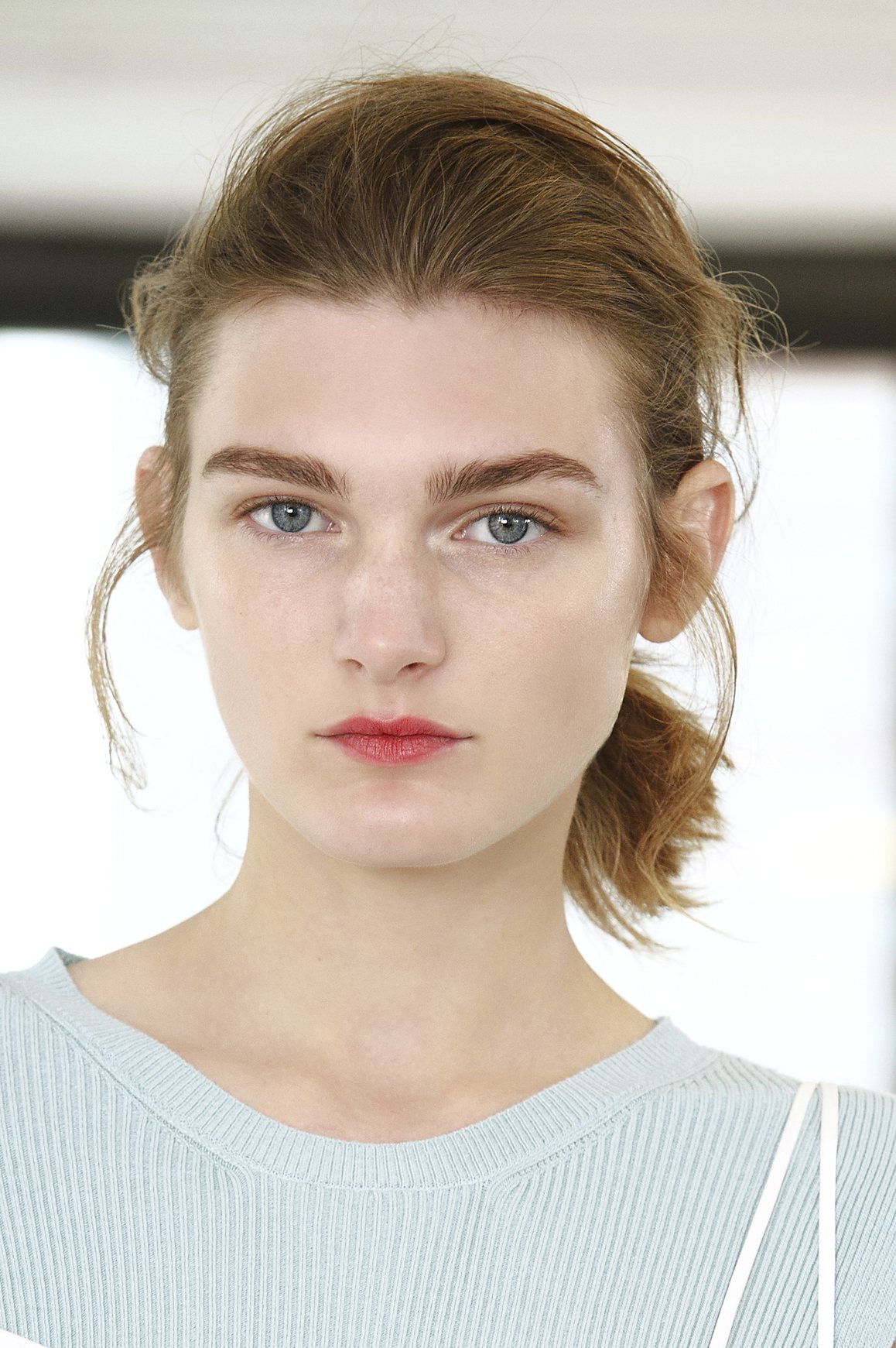 Auf der Suche nach einer schnellen, aber stylischen Frisur? Dieser Look ist euer Match!