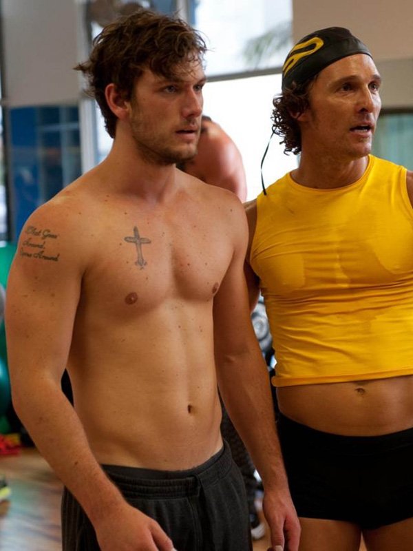 Alex Pettyfer oben ohne