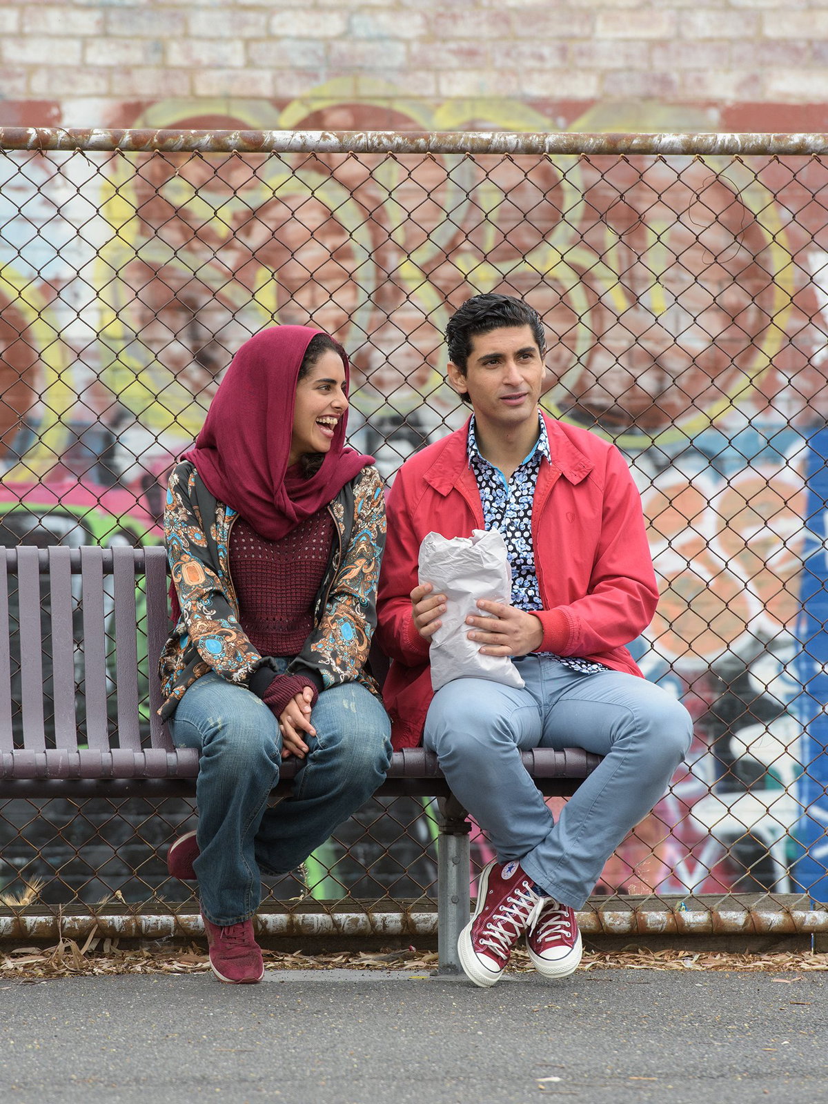 Ali’s Wedding Ali ist der Sohn eines muslimischen Geistlichen. Er soll medizin studieren, obwohl seine noten zu schlecht sind. Er soll eine Frau heiaten, die er nicht liebt, denn er hat ein Auge auf ein anderes Mädchen geworfen. Um jedem gerecht zu werden, flüchtet Ali sich immer weiter in Notlügen.