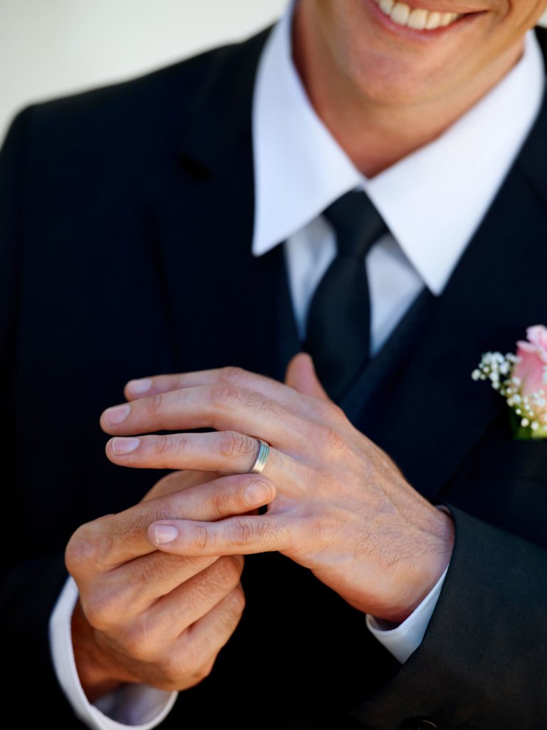 Grund 13: Ein toller Anzug für den Mann Lehnt es ab, wenn sich euer Zukünftiger einen Anzug für die Hochzeit leihen will - es werden noch einige Gelegenheiten kommen, bei denen ihr froh seid, wenn euer Liebster ein ordentliches Stück Stoff im Schrank hängen hat.
