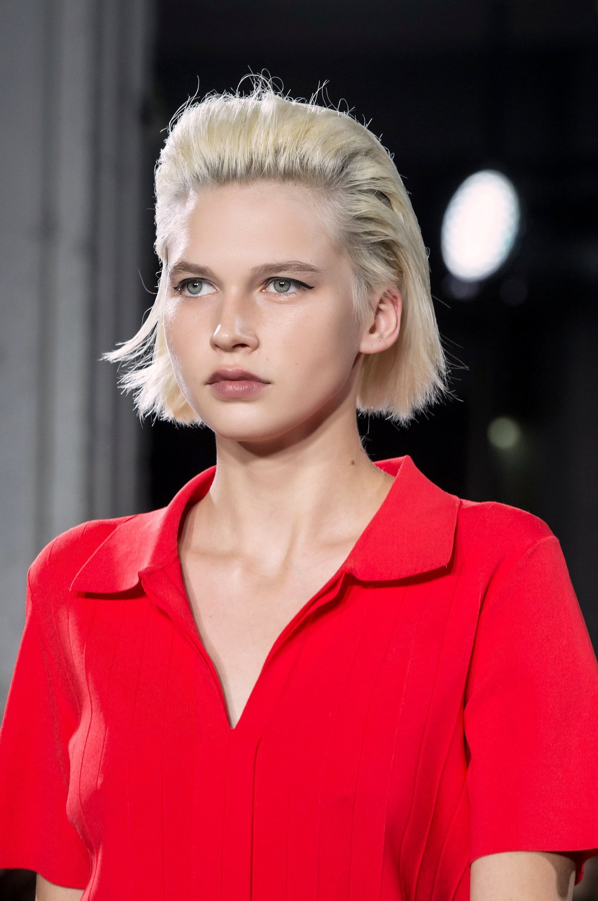 Der Pony will nicht so recht liegen? Kämmt alle Strähnen easy nach hinten und fixiert diese mit Haarspray - schon habt ihr einen Look der reif für den Laufsteg ist.