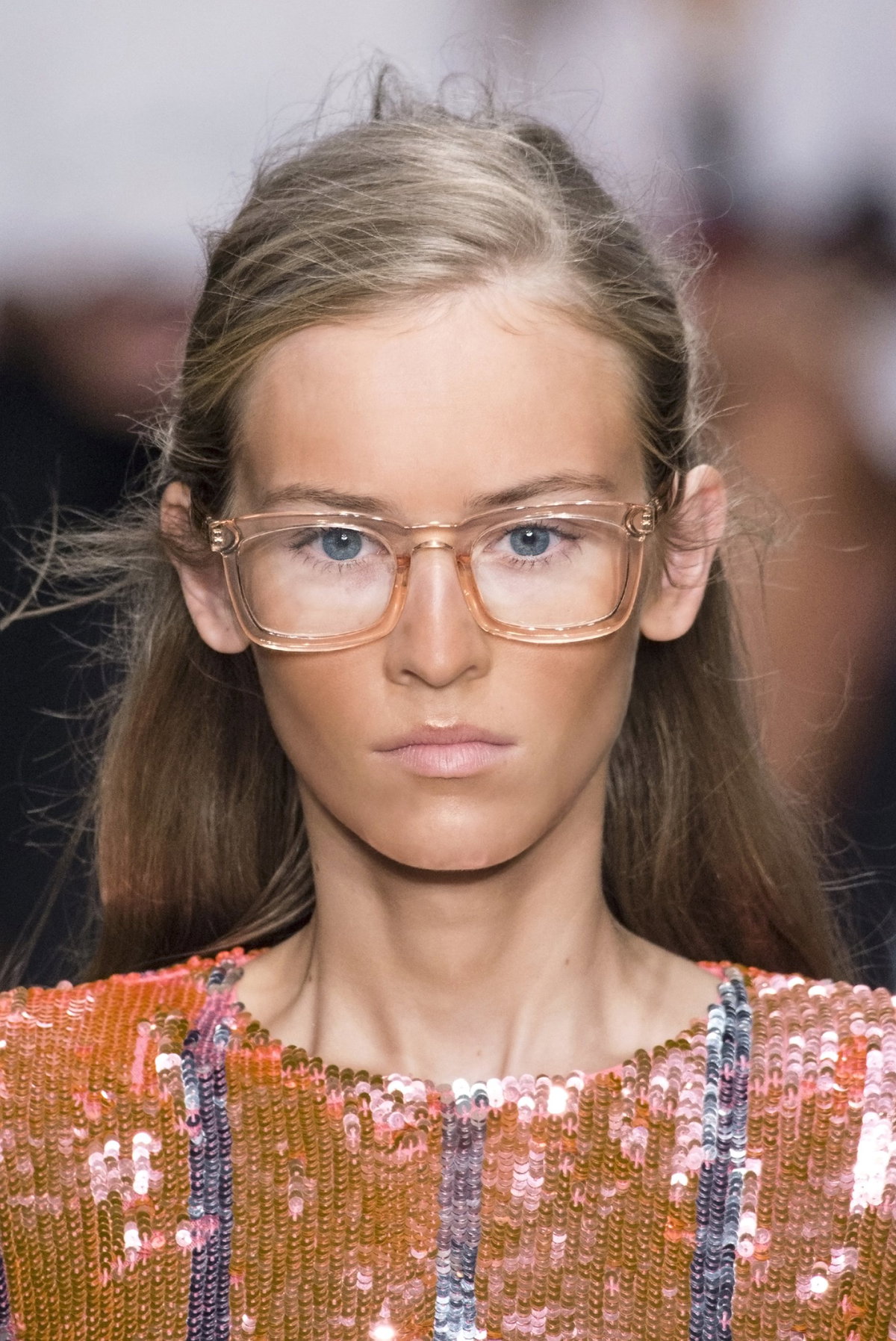 Natürliches Make-up und Brille