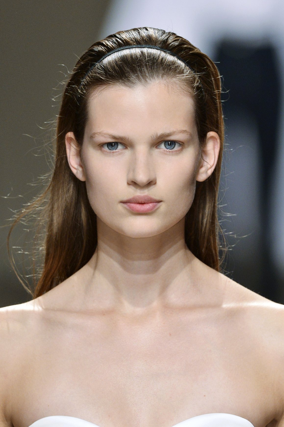 Super angesagt sind derzeit Accessoires in den Haaren, wie Haarbänder und Haarreifen.