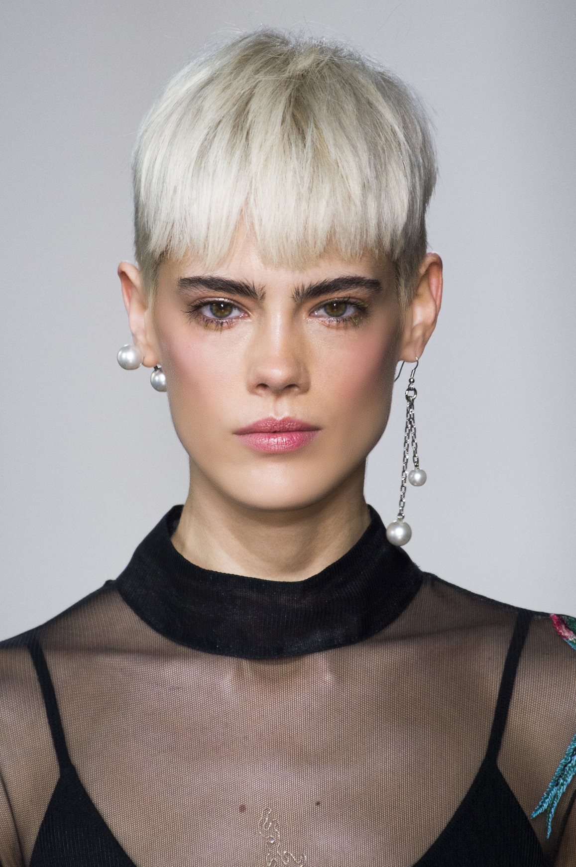 Platinblonder Pixie