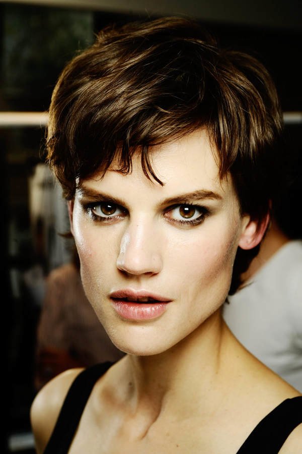 Model Saskia De Brauw hat mit dem verspielten, leicht lockigen Kurzhaarschnit ihren Signature Look gefunden, der ihr Gesicht weicher wirken lässt.