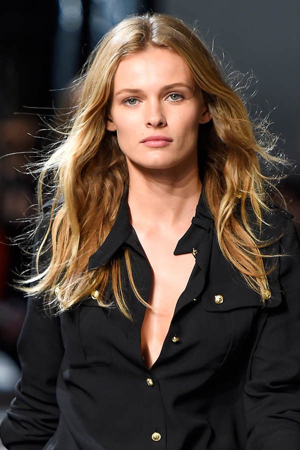 Model Edita Vilkeviciute zeigt den lässigen Rock Chick Look und beweist, dass weiche Wellen perfekt zu eckigen Gesichtsformen passen.