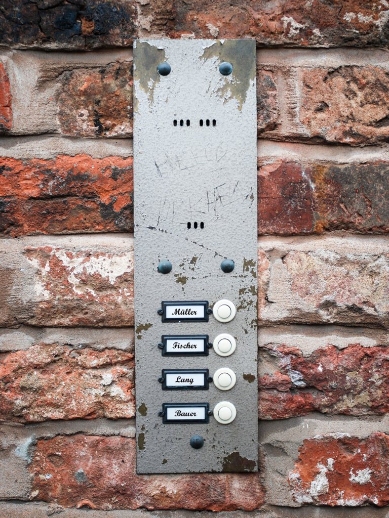 Grund 12: Ein schönerer Nachname Wer schon sein ganzes Leben seinen Nachnamen buchstabieren musste, ihn einfach nicht leiden oder sich schwer damit identifizieren konnte, hat's gut und kann einfach einen neuen Nachnamen "erheiraten".