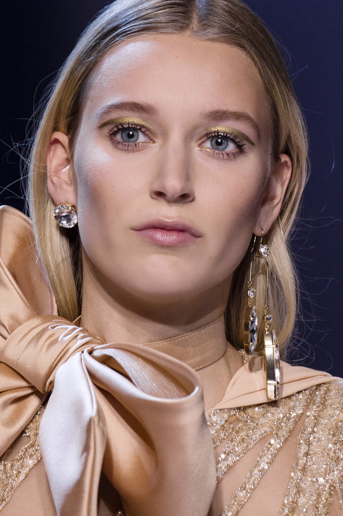 Dieser Look ist super easy und modern. Was ihr dafür braucht? Nur ein Glätteisen und Hitzespray!