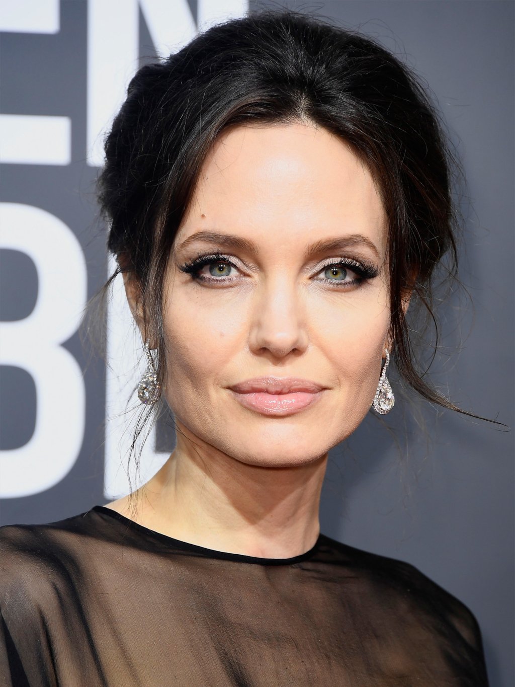 Auch die schöne Angelina Jolie hat ein eckiges Gesicht und trägt ihre Haare lang und wellig. Damit umspielt die Schauspielerin geschickt ihre eckigen Gesichtszüge und sieht einfach edel aus.