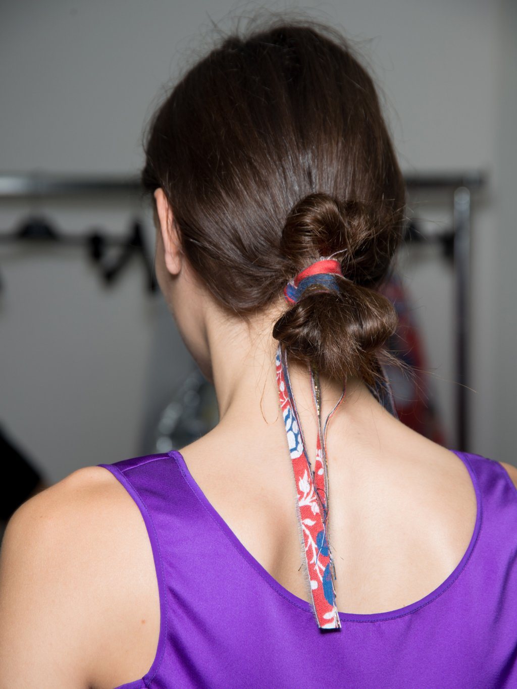 Frühlingsfrisur mit Haarband