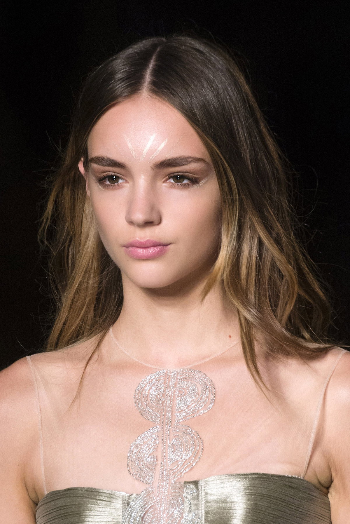 Unsere Haare tragen wir in diesem Jahr gerne mit farbigen Highlights, die für eine Extraportion Glow sorgen.