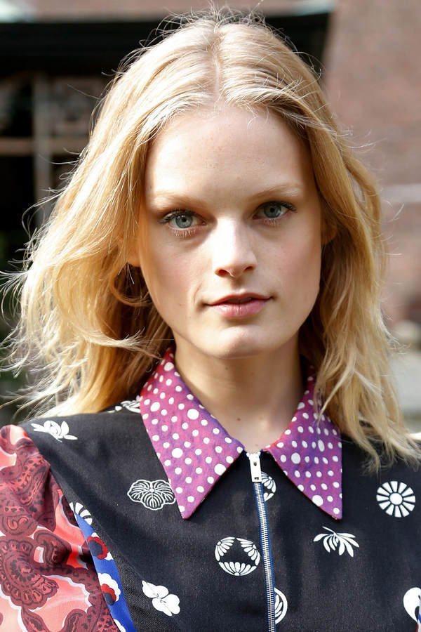 Aber auch so ein Mittelscheitel sieht prima aus bei etwas eckigeren Gesichtszügen: Model Hanne Gaby Odiele lässt ihr Gesicht von leicht angestuften Wellen umfließen! Bauernzöpfe, Gretchenzöpfe und Haarkränze selber flechten: Die schönsten Flechtfrisuren