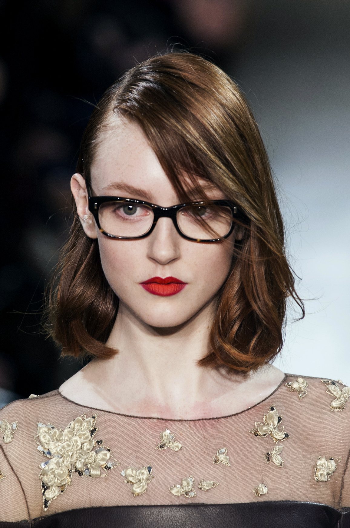 Brille und braune Haare