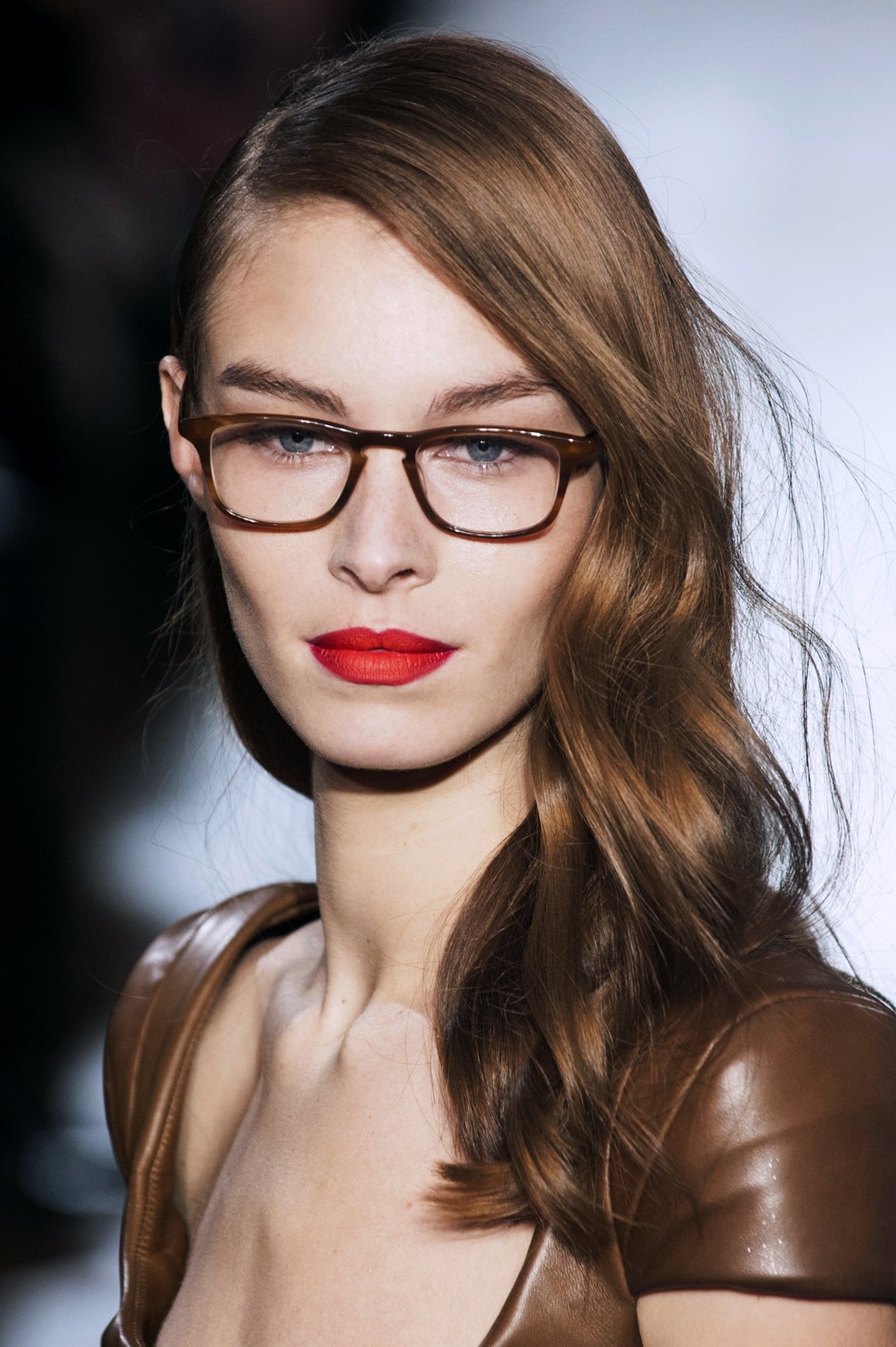 Rote Lippen und Brille