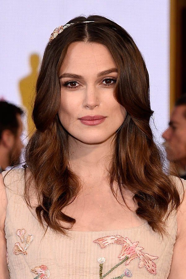 Für ein eckiges Gesicht sind Locken oder Fransen, die leicht das Gesicht umspielen, bestens geeignet, wie hier bei Keira Knightley .