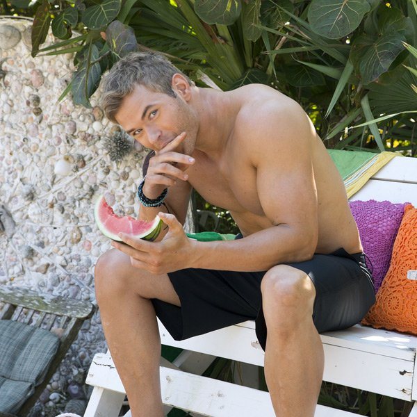Nackte Männer mit Wassermelone