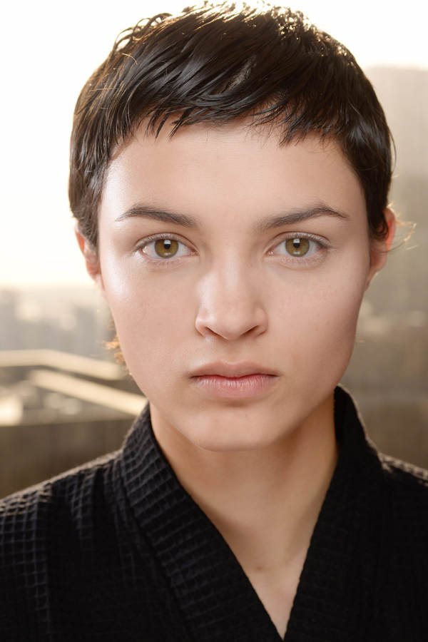 Dieses Model straft alle Theorien zum Thema "Frisuren für eckige Gesichter" Lügen, denn sie beweist sehr wohl: So eine Kurzhaarfrisur sieht auch bei eckigeren Gesichtszügen toll und sehr frisch aus.