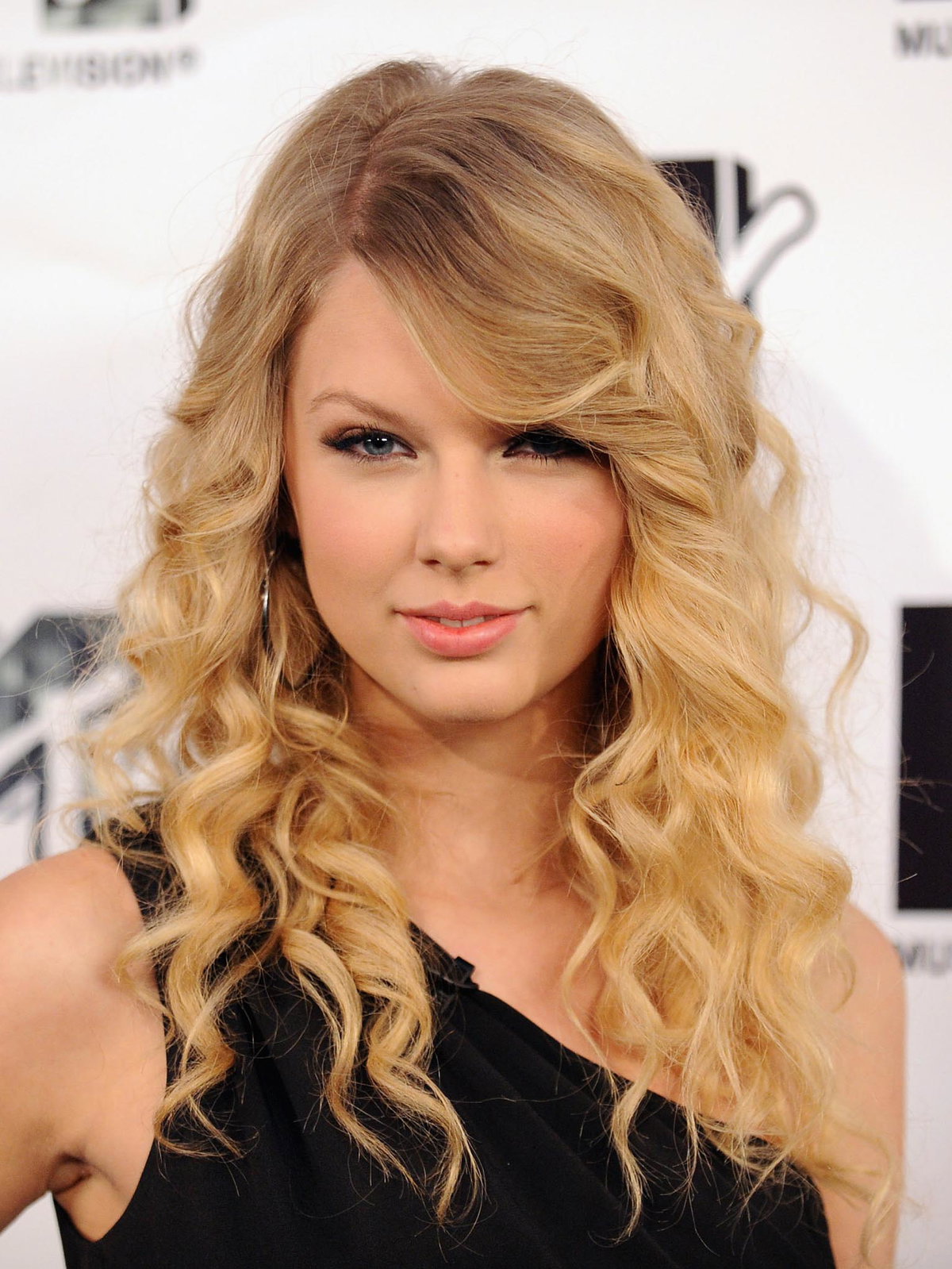 Taylor Swift hat’s raffiniert gemacht: Sie trägt ihren einst so kurzen Pony nun in glamourösen Locken und sieht damit auf dem Red Carpet absolut umwerfend aus.