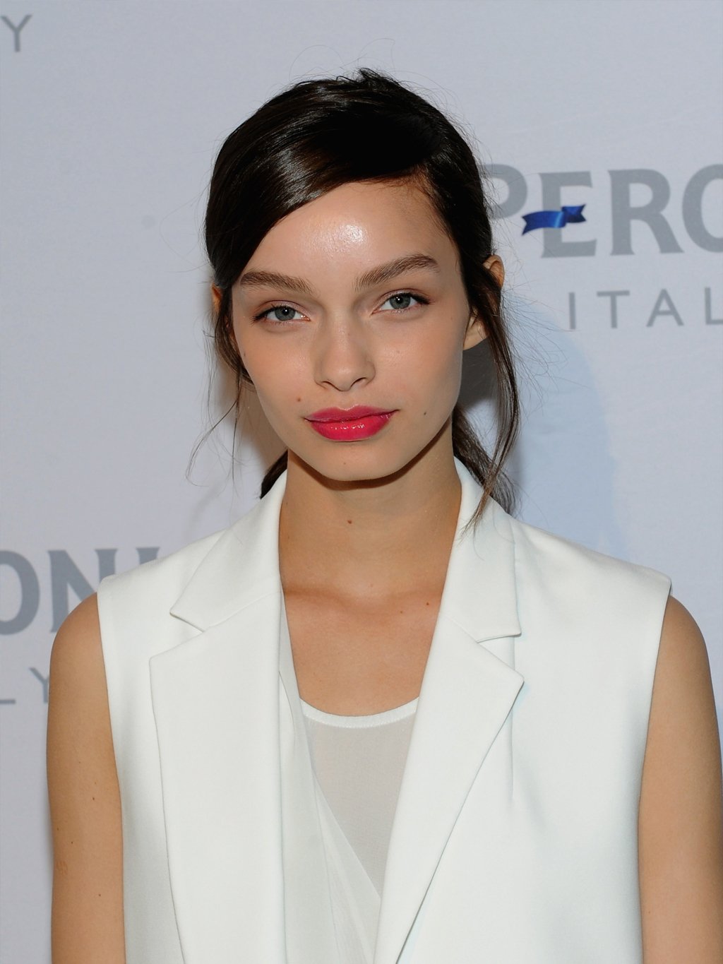 Model Luma Grothe hat eine sehr markante Gesichtsform, die neben ihren tollen Augen zum Markenzeichen wurden. Sie zeigt uns hier eine lässige Variante des tiefen Ponytails - mit Seitenscheitel und üppigem Pony. Sieht toll aus! Mal was anderes gewünscht? Die schönsten Kurzhaarfrisuren