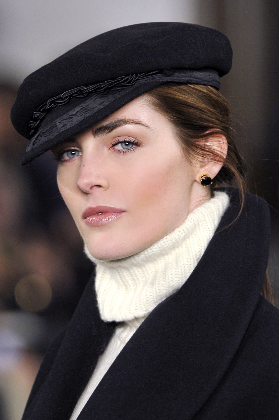 Schiffermützen verleihen jedem Look eine glamouröse Note – und helfen aus, wenn die Haare mal nicht so liegen, wie wir es wollen.