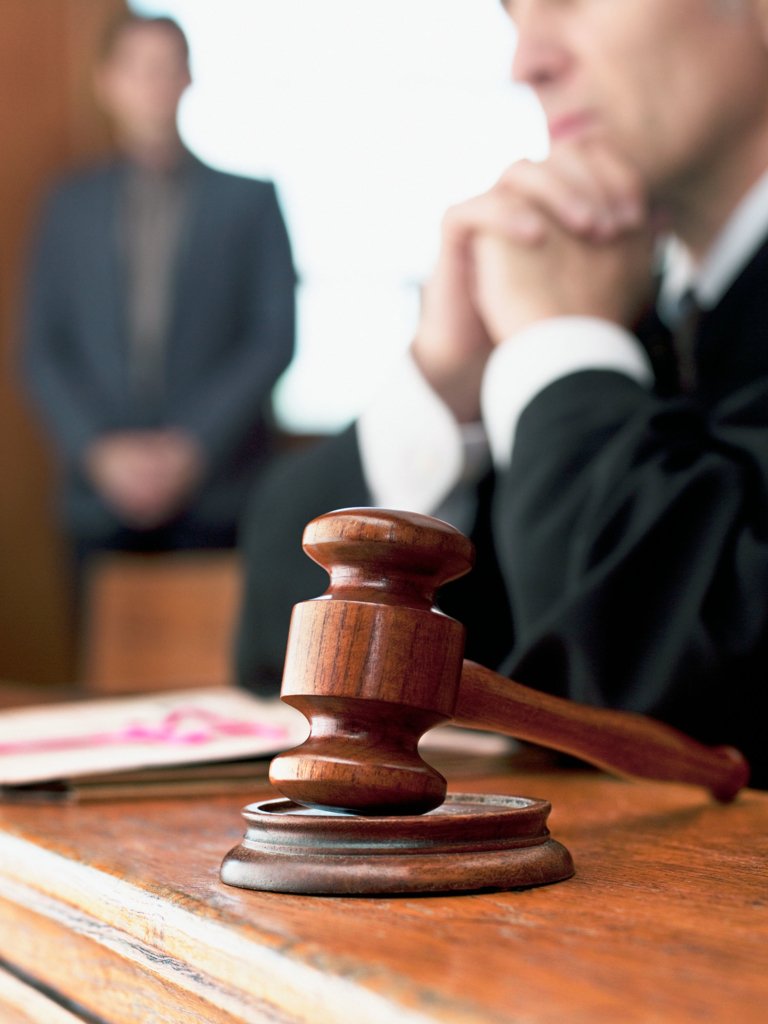 Grund 18: Zeugnisverweigerungsrecht in der Ehe Man darf die Aussage verweigern, wenn dadurch nahe Angehörige belastet würden - das Schweigerecht bezieht sich daher auch auf Ehepartner und Verlobte. Die absurdesten Sex-Gesetze der Welt