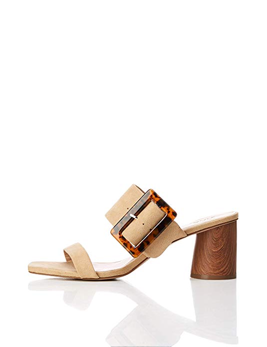 Wir sind schockverliebt! Und zwar in diese Square-Toe Mules mit Blockabsatz! Hier schnell bestellen.