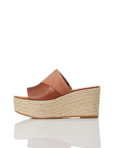 Schuhe mit Plateausohle sind in diesem Jahr en vogue. Warum also nicht zu diesen Wedges greifen? Hier nachshoppen!