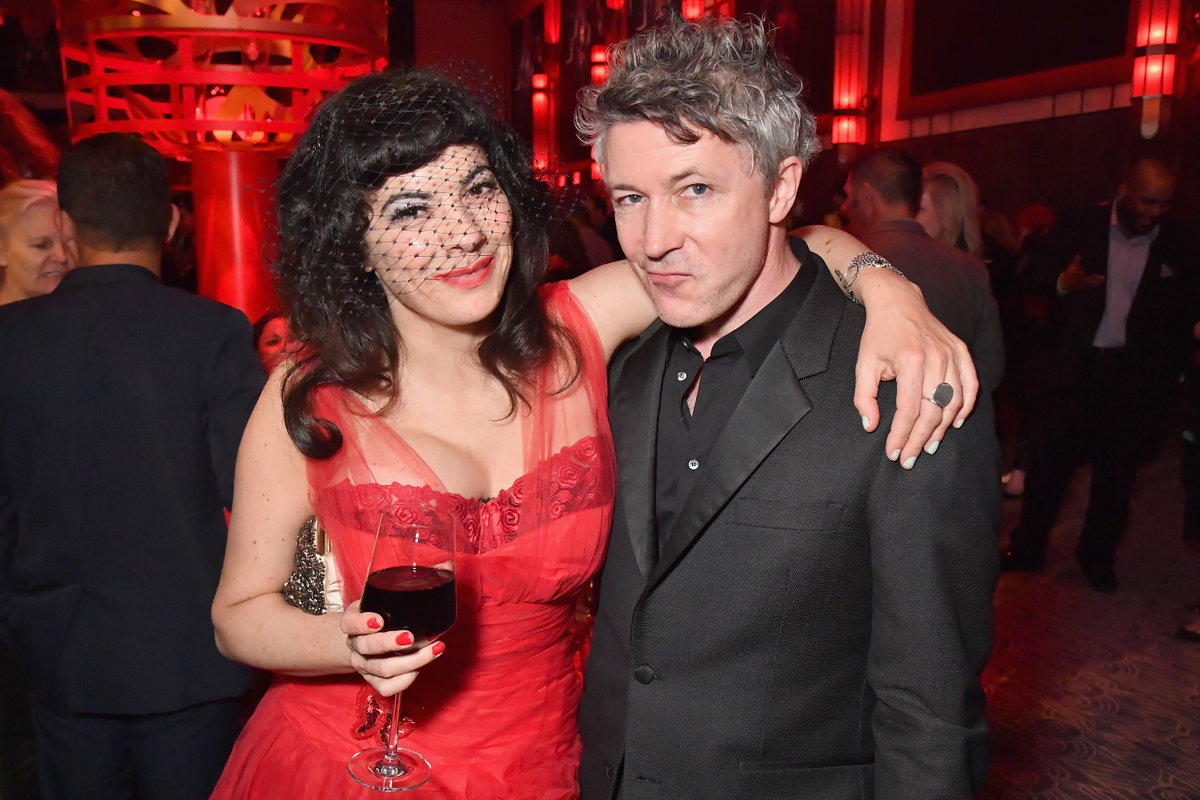 Während "Lord Petyr Baelish" in "Game Of Thrones" nicht so recht weiß, wem er denn nun sein Herz schenken soll, ist der Schauspieler dahinter, Aidan Gillen, mit der irischen Musikerin Camille O'Sullivan zusammen.