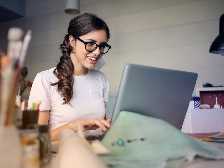 Online-Shopping oder Shopping in der Innenstadt