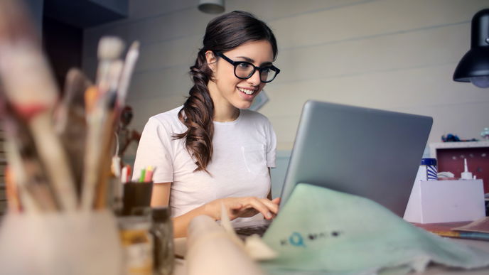 Online-Shopping oder Shopping in der Innenstadt