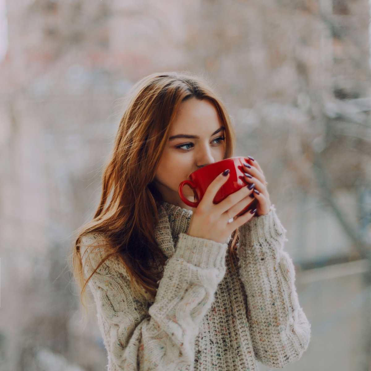 Frau mit Kaffee