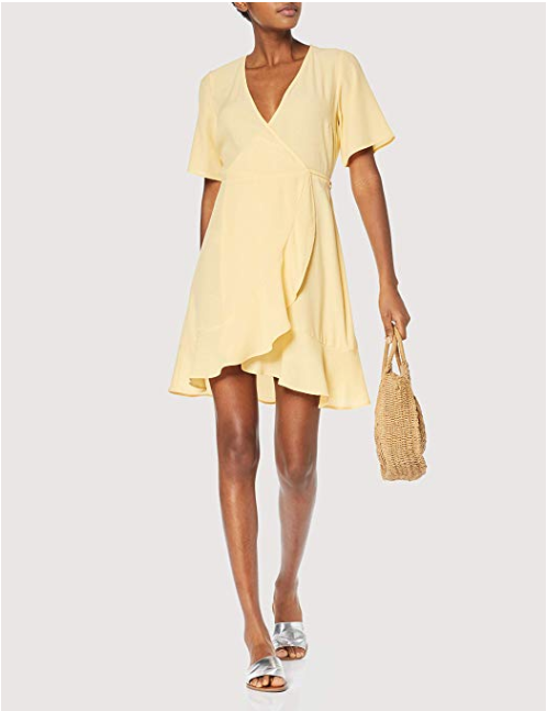Dieses gelbe Wickelkleid von New Look kommt dem von Leonie Hanne am nächsten. Und das Beste: Es kostet gerade mal 30 Euro. Hier direkt nachkaufen!