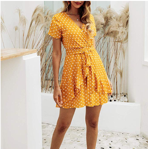 Im Sommer kann man ruhig mal etwas wagen. Zum Bespiel mit diesem gepunkteten Wickelkleid. Hier direkt nachshoppen!