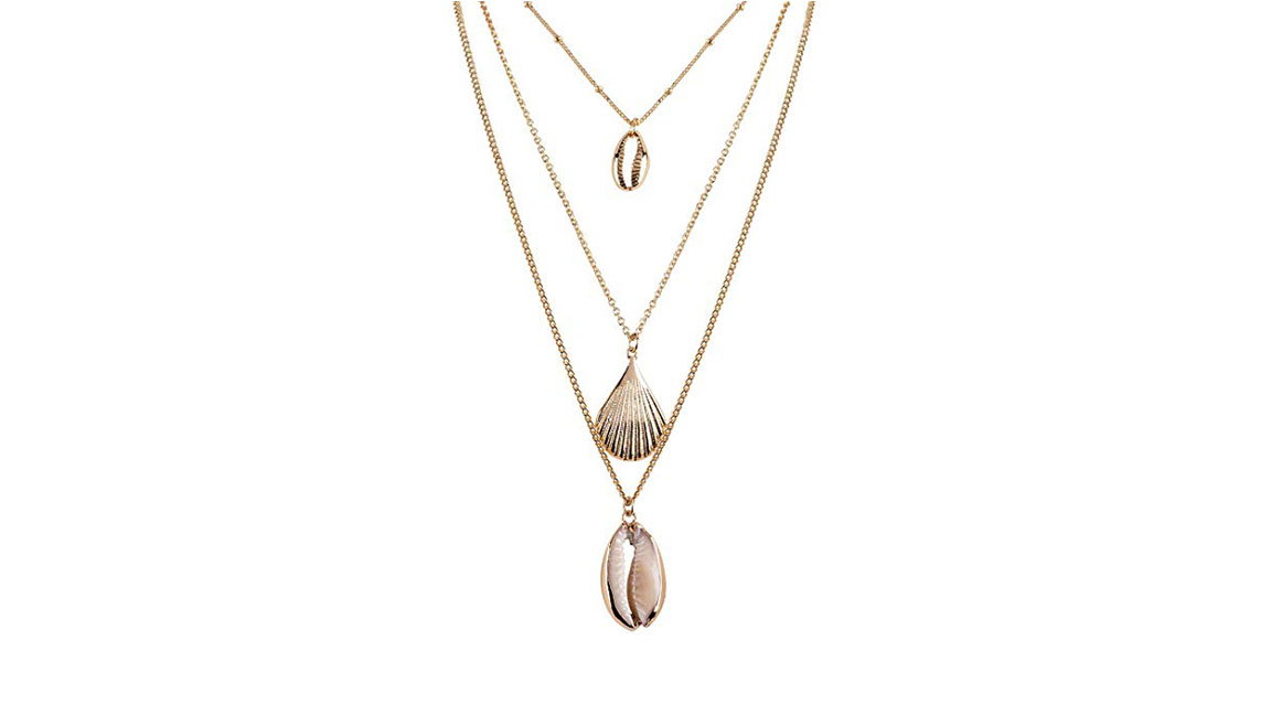 Unser Favorit ist definitiv diese schöne Kette im Layering Look! Drei Ketten mit schönen Muschelanhängern für ca. 10 Euro – müssen wir haben!