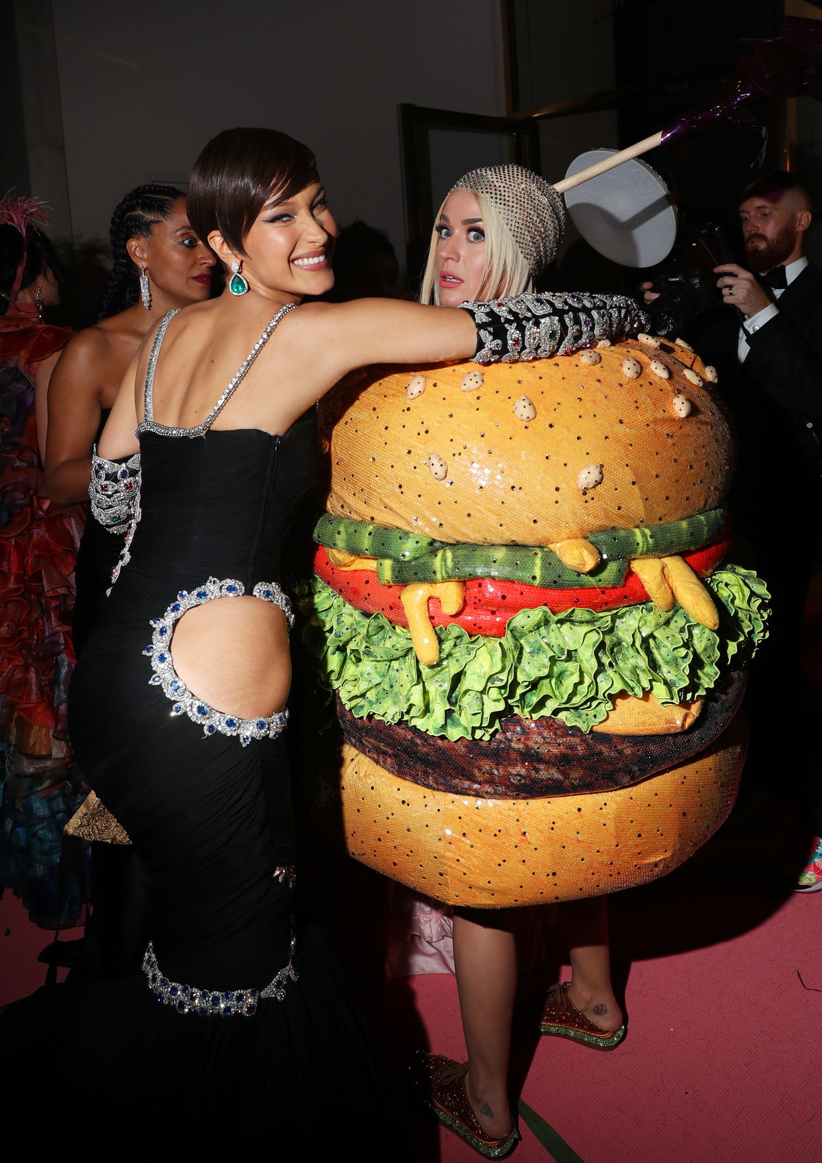 Katy Perry und Bella Hadid bei der Met Gala 2019