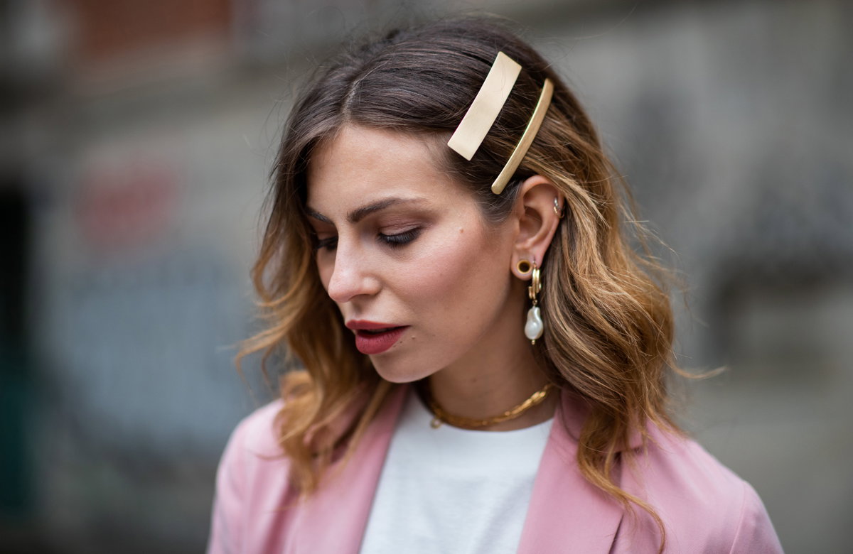 Bloggerin Masha Sedgwick liebt ausgefallene Haar-Accessoires – und liegt mit ihrer Liebe zu Haarspangen derzeit total im Trend.