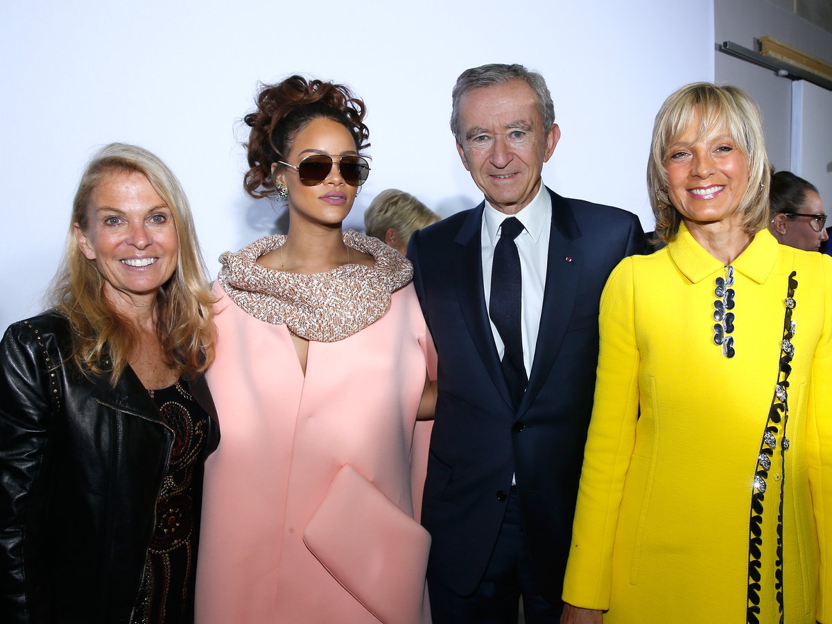 Jane D. Hartley, Rihanna, LVMH-Chef Bernard Arnault und seine Frau Helene Arnault Backstage nach der Christian Dior Show auf der Paris Fashion Week