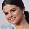 Selena Gomez entwirft jetzt Anti-Bodyshaming Swimwear und so sieht sie aus