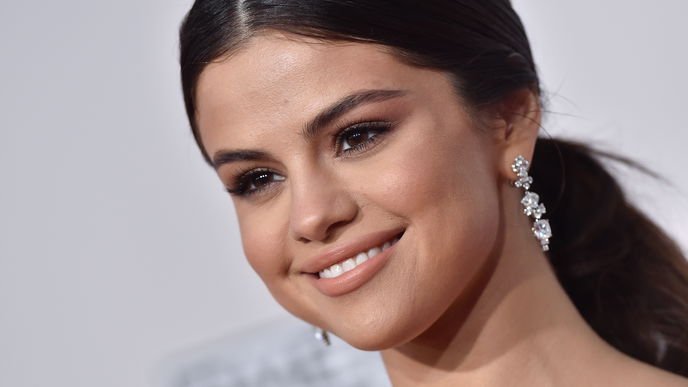 Selena Gomez entwirft jetzt Anti-Bodyshaming Swimwear und so sieht sie aus