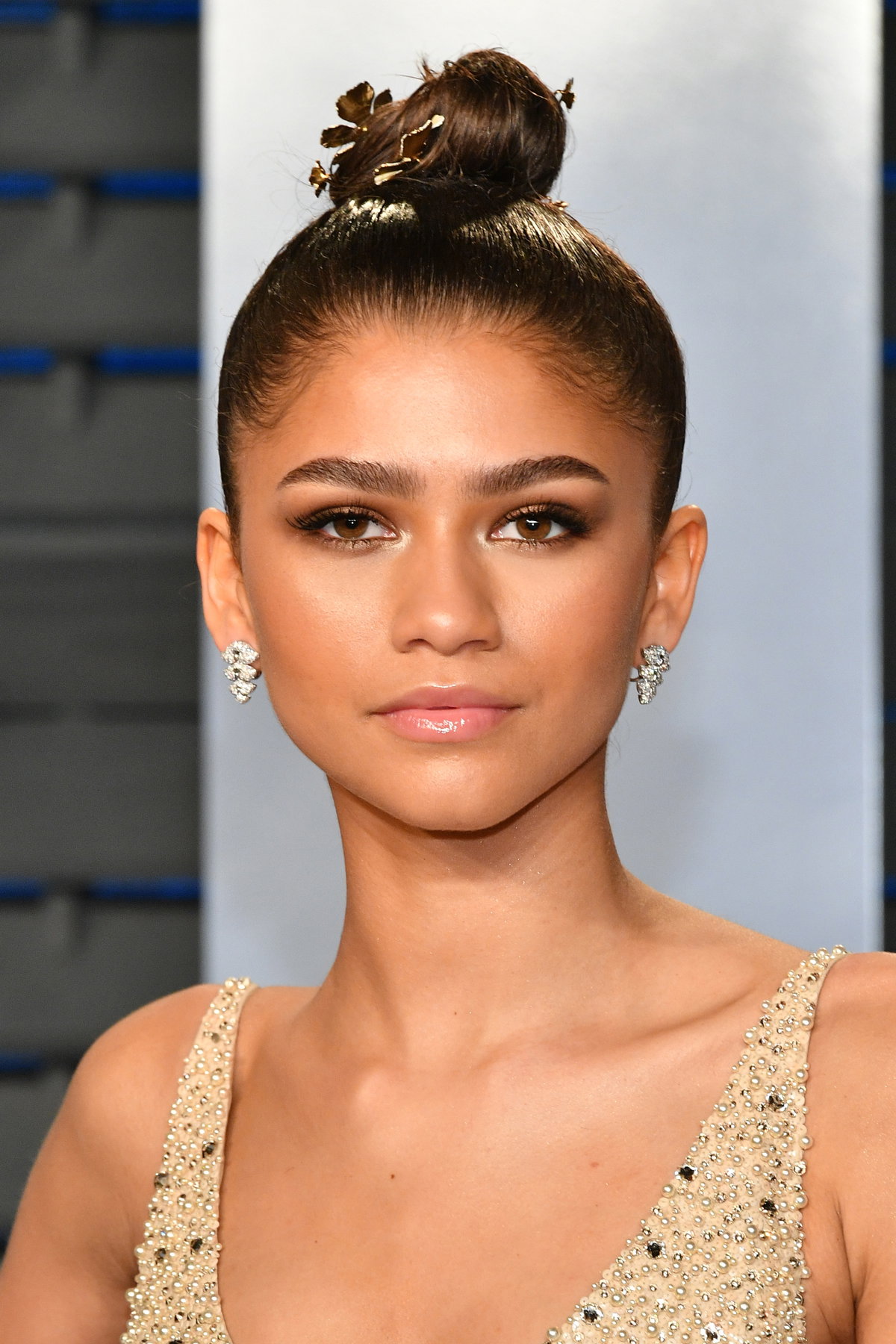 Zendaya liebt elegante Frisuren, so wie diesen strengen Dutt, der ihr hübsches Gesicht in den Fokus rückt.