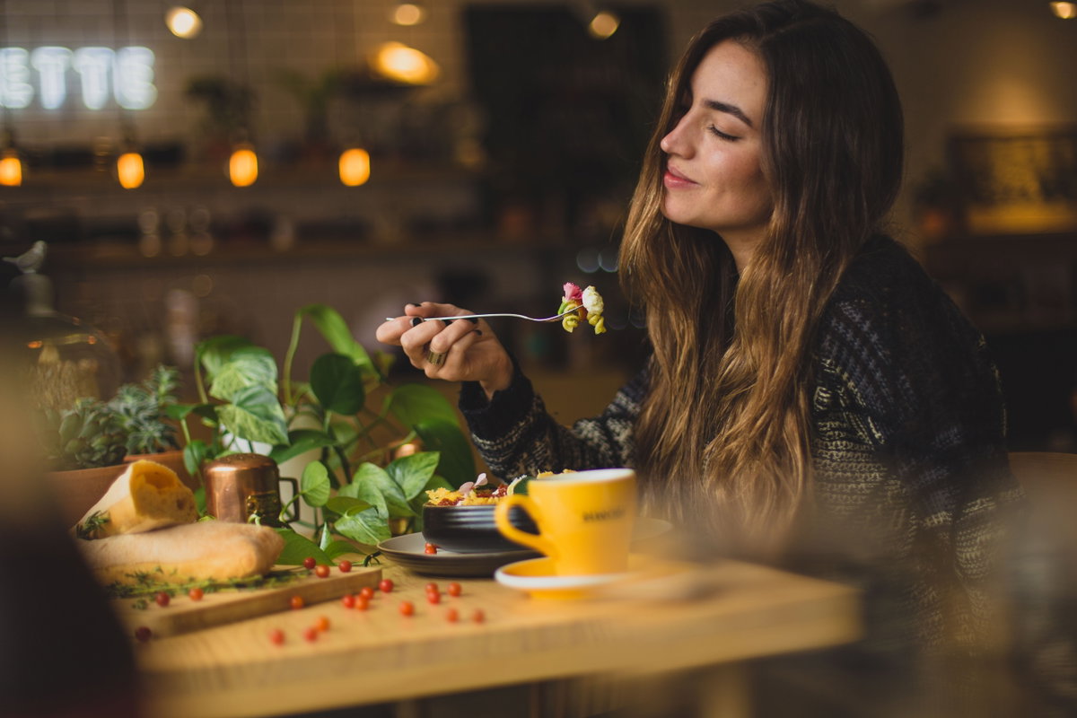 Frau beim Essen
