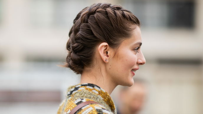 Frisuren-Trend "Pancaking": So verleiht ihr eurem Zopf mehr Volumen!