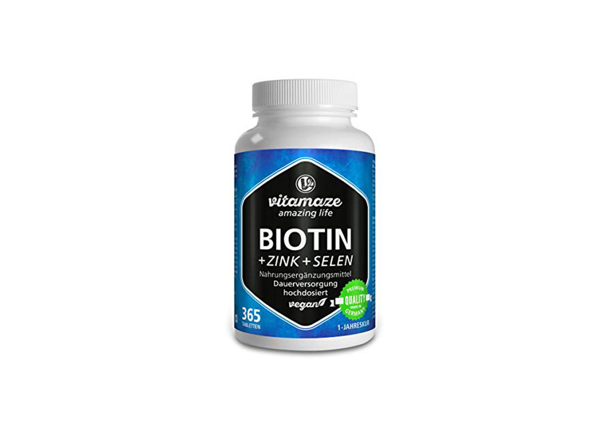 Biotin kurbelt nicht nur den Haarwuchs an, sondern ist auch gut für unsere Haut und Nägel. In der Dose von Vitamaze für ca. 19 Euro sind 365 vegane Tabletten enthalten, die für ein ganzes Jahr reichen. Amazon-Kunden sind jedenfalls begeistert und haben bereits mehr als 2000 positive Bewertungen hinterlassen!