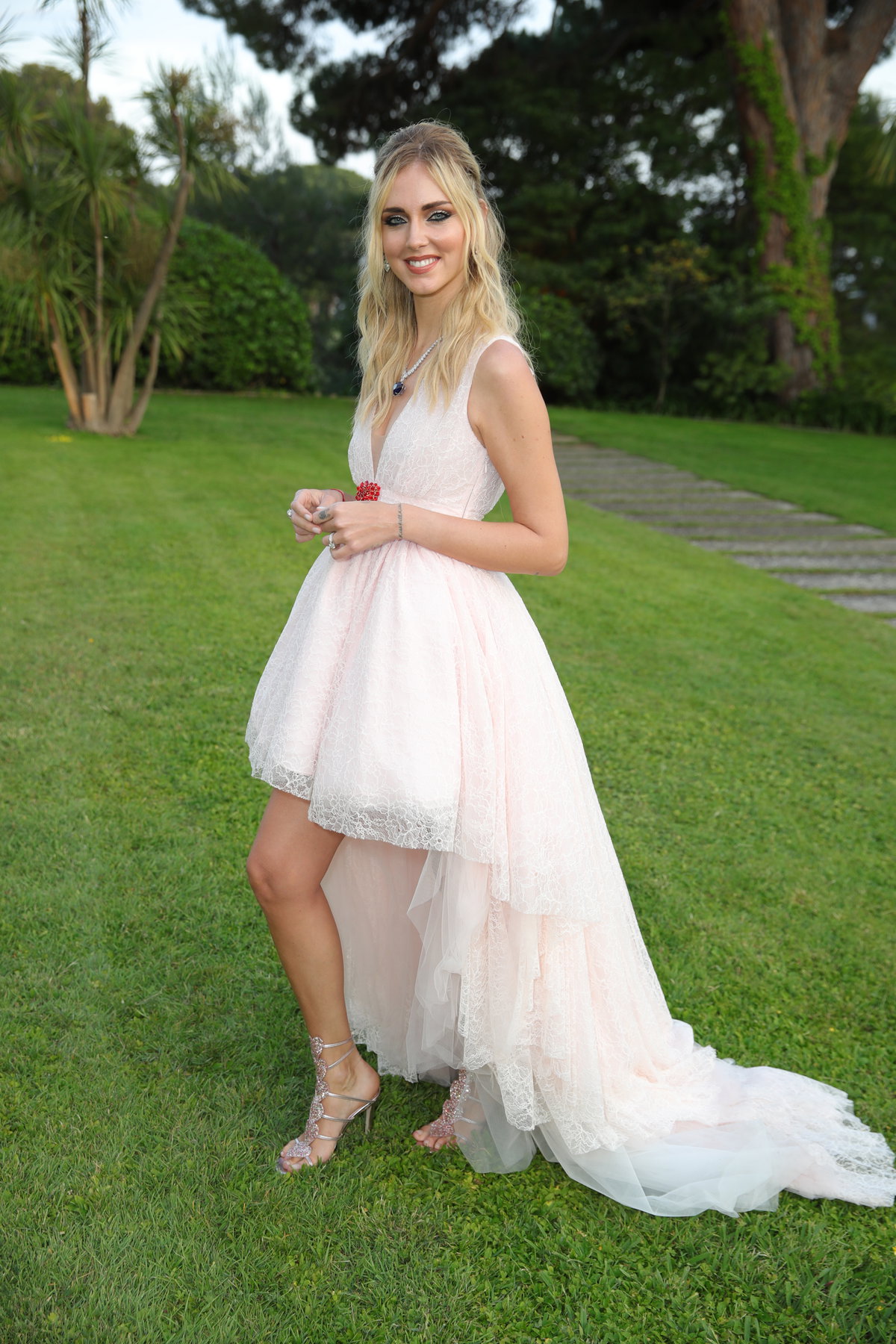 Instagram-Star Chiara Ferragni entschied sich für einen dezenteren Look aus der Designerkooperation mit Giambattista Valli.