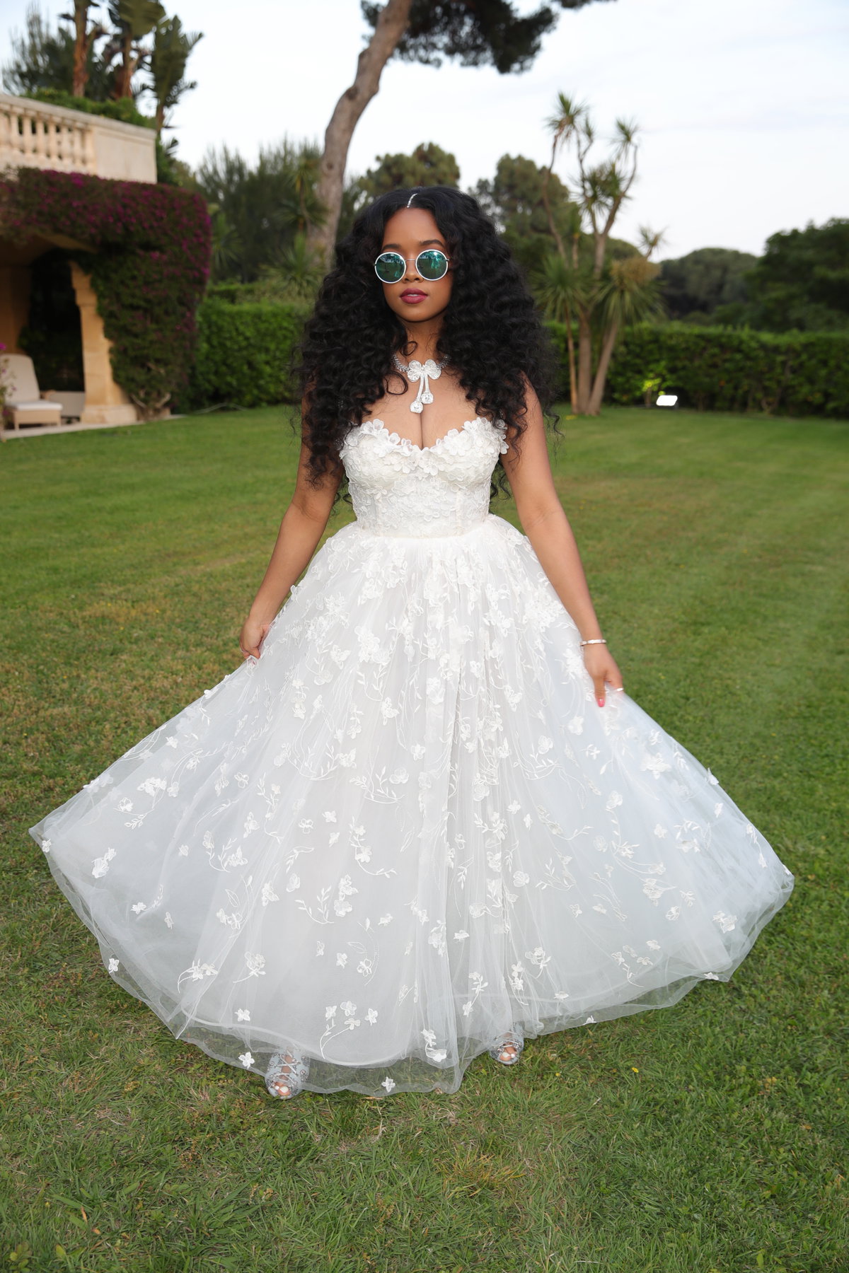 Sängerin H.E.R in einer Robe im typischen Giambattista Valli-Stil.