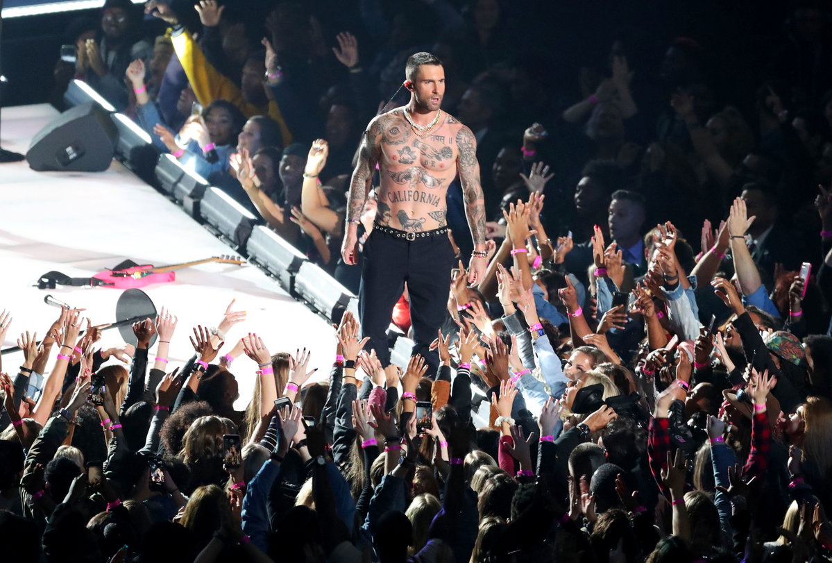 "Sexiest Man Alive 2013" und Maroon 5-Frontmann Adam Levine scheut sich nicht, auch auf der Bühne seinen trainierten Oberkörper zu zeigen.