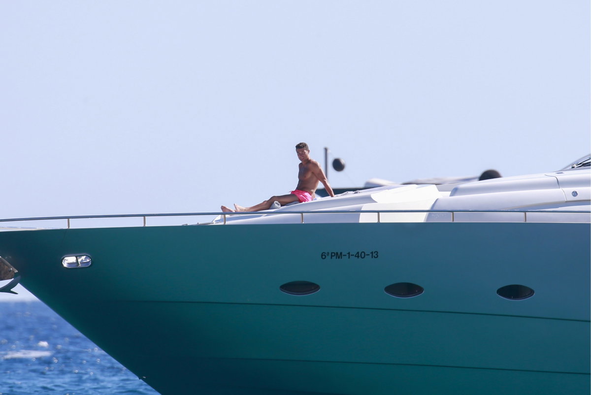 Wenn es um Profi-Fußballer Christiano Ronaldo geht, scheiden sich häufig die Geister. Die einen finden ihn super heiß, andere eher das Gegenteil. Hier sonnt sich Ronaldo auf einer Jacht im Ibiza-Urlaub.